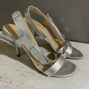 Kate Spade silver bow high Heels Size 7.5 Made in Italy
Leather
